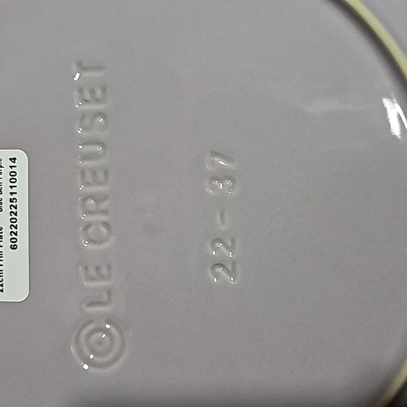 NIB Le Creuset 22cm Satin Blue Bell Purple Frill Plate from the Flower Collectio - Picture 6 of 7